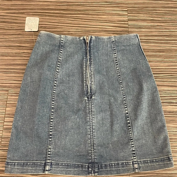 FREE PEOPLE MODERN FEMME LIGHT WASH DENIM JEAN MINI PENCIL SKIRT SZ 6 - Picture 4 of 5